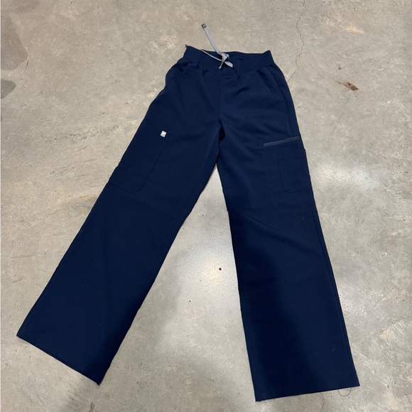 Fabletics Navy Scrub Set - Picture 3 of 4